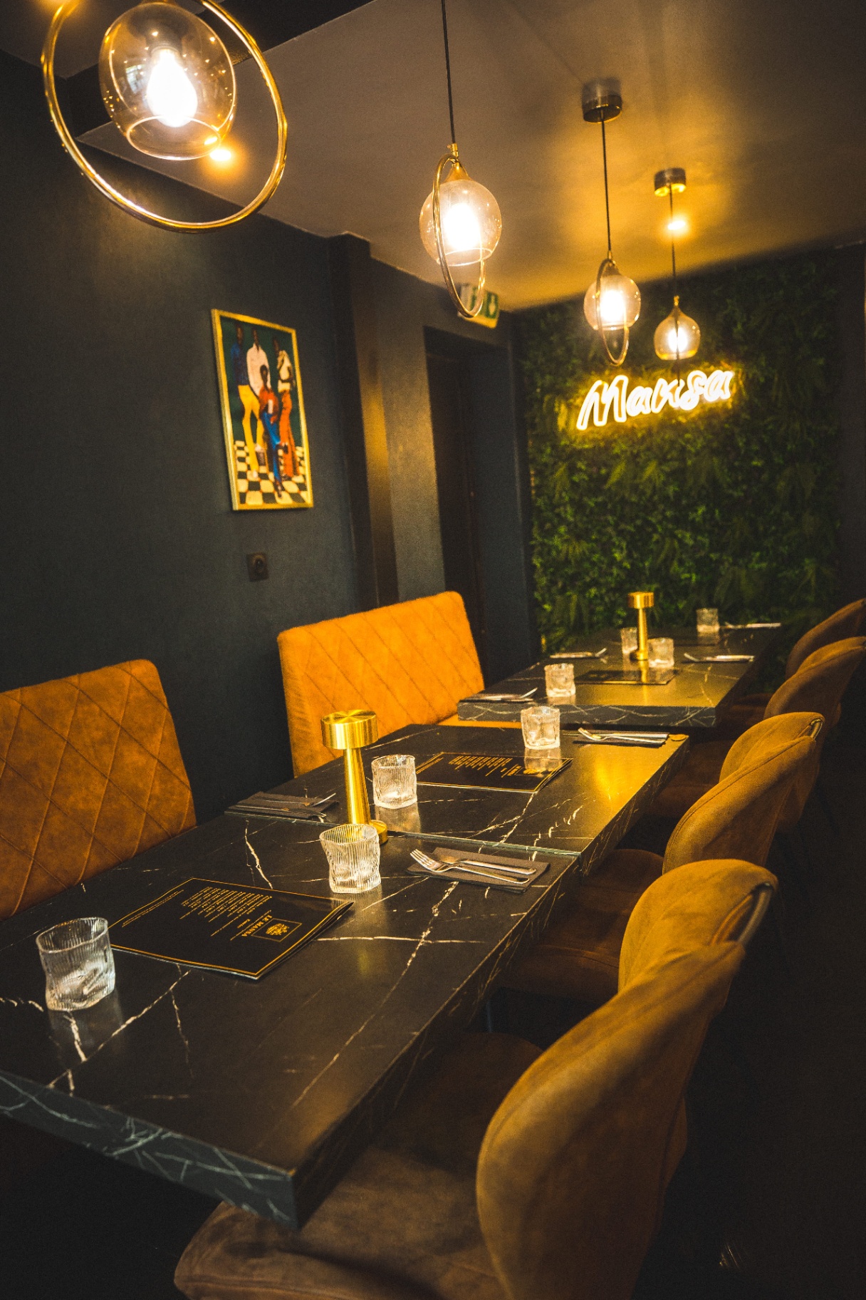 Salle du restaurant Le Mansa, ambiance dorée et marbre noir